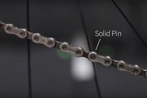 Find the solid pin in the chain